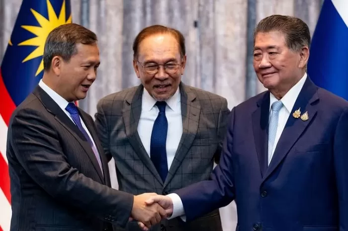 PM Malaysia Anwar Ibrahim (Tengah) bersama Plt Perdana Menteri Thailand Phumtham Wechayachai (Kanan) dan Perdana Menteri Kamboja Hun Manet (Kiri) dalam rundingan gencatan senjata (Foto: GENMUSLIM.id/dok: Instagram @anwaribrahim_my)