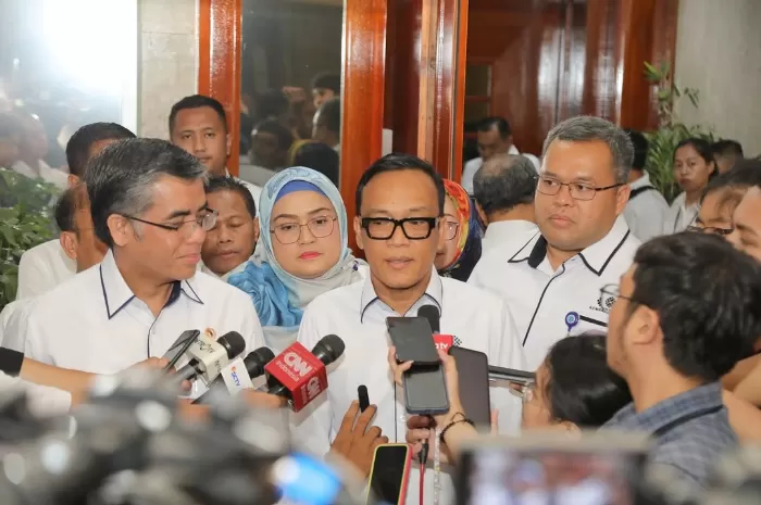 Potret Wamenaker Immanuel Ebenezer yang langsung meminta maaf pada Presiden Prabowo usai ditetapkan jadi tersangka oleh KPK (Foto: GENMUSLIM.id/dok: Instagram @immanuelebenezer)