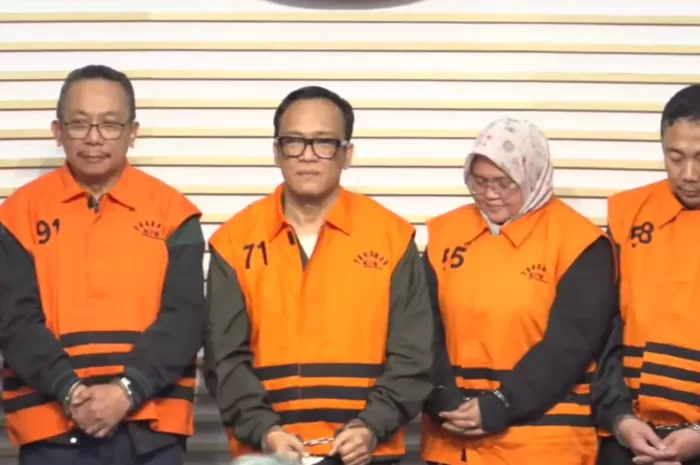 Immanuel Ebenezer  (tengah) resmi dipecat Presiden Prabowo Subianto dari jabatannya sebagai Wakil Menteri Tenaga Kerja (Foto: GENMUSLIM.id/dok: YouTube KPK RI)