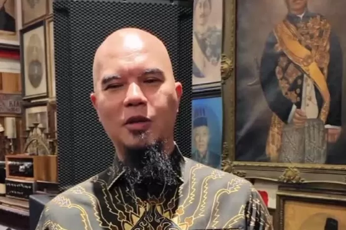 Potret anggota Komisi X DPR RI sekaligus musisi, Ahmad Dhani yang hampir diusir saat RDPU revisi Undang Undang Hak Cipta pada Rabu, 27 Agustus 2025 (Foto: GENMUSLIM.id/dok: Instagram @kopidewa19)