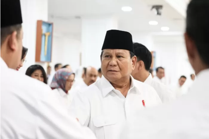 Presiden Prabowo Subianto memberi instruksi pada Kapolri Jenderal Listyo Sigit Prabowo untuk menaikkan pangkat aparat yang terluka saat menjaga demo (Foto: GENMUSLIM.id/dok: Instagram @presidenrepublikindonesia)
