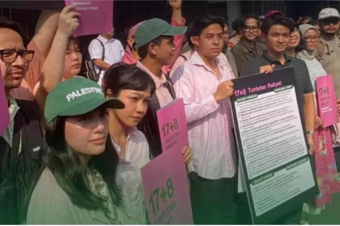 Influencer Fathia Izzati (kedua depan) hingga Jerome Polin saat menyuarakan tuntutan rakyat di Gedung DPR RI, Jakarta, pada Kamis, 4 September 2025 (Foto: GENMUSLIM.id/dok: Instagram @kittendust)