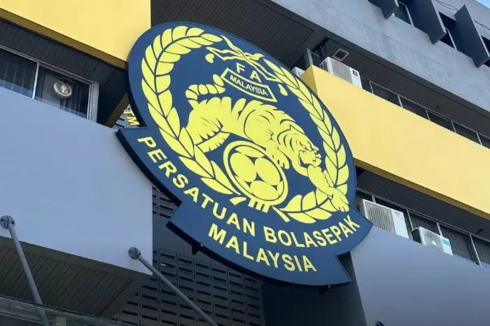 Football Association of Malaysia (FAM) diganjar sanksi oleh FIFA setelah ketahuan menurunkan pemain naturalisasi dengan dokumen yang dipalsukan (Foto: GENMUSLIM.id/dok: X @FAM_Malaysia)