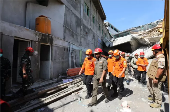 BNPB mencatat ada 14 korban jiwa dalam tragedi ambruknya bangunan Pondok Pesantren Al Khoziny Sidoarjo (Foto: GENMUSLIM.id/dok: BNPB)