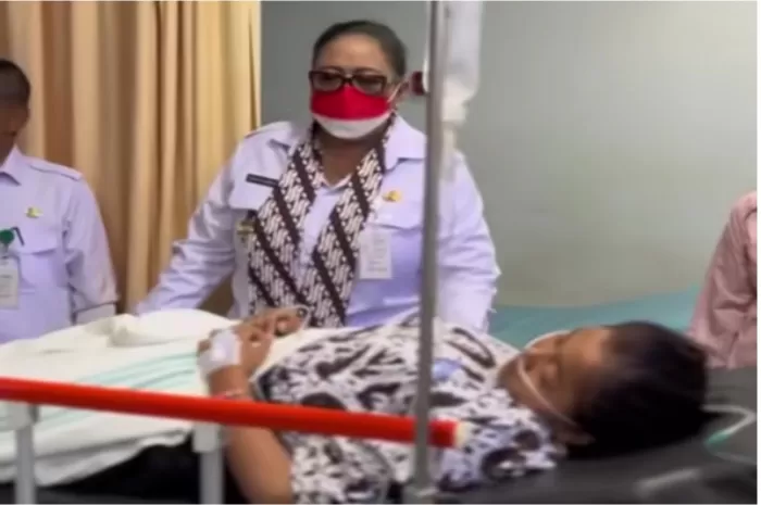 Bupati Gunungkidul, Endah Subekti saat menjenguk para siswa yang diduga mengalami keracunan makanan usai menyantap MBG (Foto: GENMUSLIM.id/dok: Instagram @humasjogja)