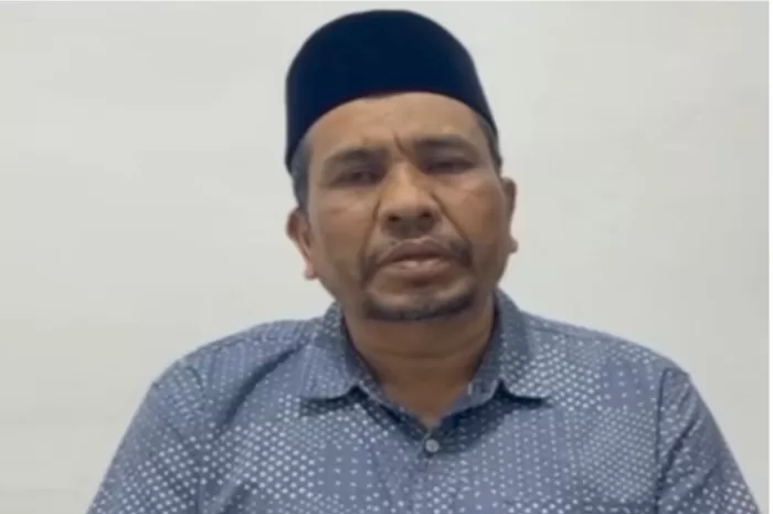 Tangkapan layar saat Wakil Bupati Pidie Jaya, Hasan Basri, menyampaikan permohonan maaf atas tindakannya memukul Kepala SPPG Desa Sagoe (Foto: GENMUSLIM.id/dok: Instagram @rencongdaily)