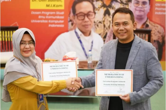 CEO Promedia, Agus Sulistriyono (kanan) dan Dekan Fakultas Ilmu Sosial dan Ilmu Politik UNIKOM, Assoc. Prof. Dr. Hj. Dewi Kurniasih, S.IP., M.Si. (kiri) dalam kegiatan CoreLab di UNIKOM, Bandung (Foto: GENMUSLIM.id/dok: Promedia)