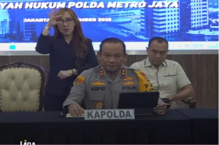 Kapolda Metro Jaya, Irjen Pol Asep Edi Suheri menyebut belum ada korban meninggal dari insiden ledakan yang terjadi di masjid SMAN 72 Kelapa Gading (Foto: GENMUSLIM.id/dok: Polda Metro Jaya)