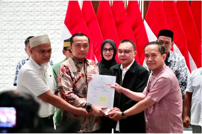 Pemberian rehabilitasi hukum pemulihan nama baik untuk dua guru SMAN 1 Luwu Utara oleh Presiden Prabowo (Foto: GENMUSLIM.id/dok: Instagram @kemensetneg.ri)