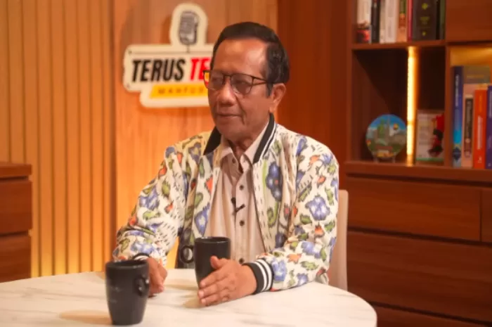 Mahfud MD menyebut kasus dugaan pencemaran nama baik yang menyeret Roy Suryo tak bisa diputus tanpa pembuktian ijazah Jokowi (Foto: GENMUSLIM.id/dok: YouTube Mahfud MD)