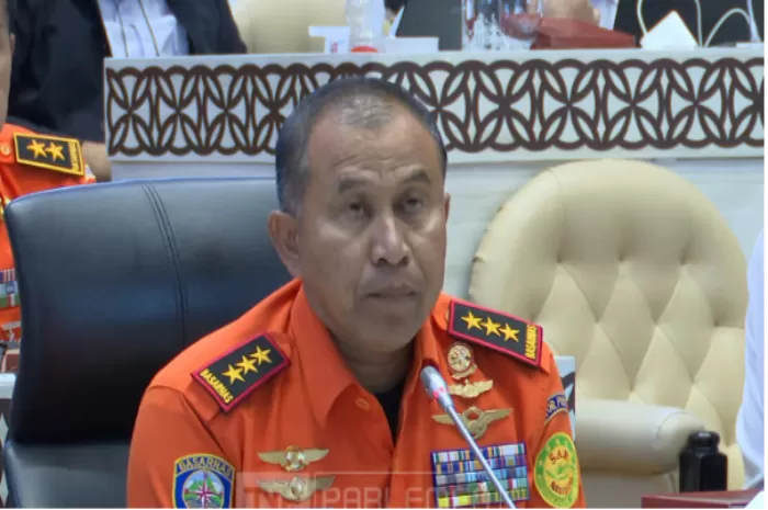 Kepala Basarnas, Mohammad Syafii ungkap perkembangan terbaru soal penanganan bencana di Aceh, Sumatera Utara dan Sumatera Barat (Foto: GENMUSLIM.id/dok: YouTube Parlemen TV)