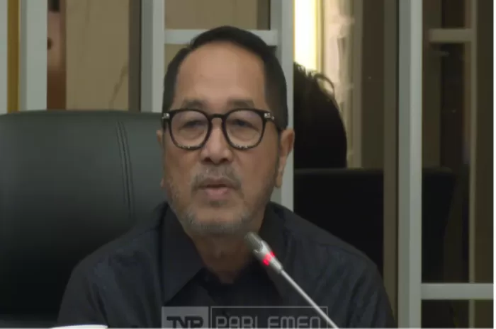 Anggota Komisi IV DPR dari Fraksi Golkar, Firman Soebagyo sebut melempar beras dari helikopter untuk korban bencana tidak pantas dilakukan (Foto: GENMUSLIM.id/dok: YouTube Parlemen TV)