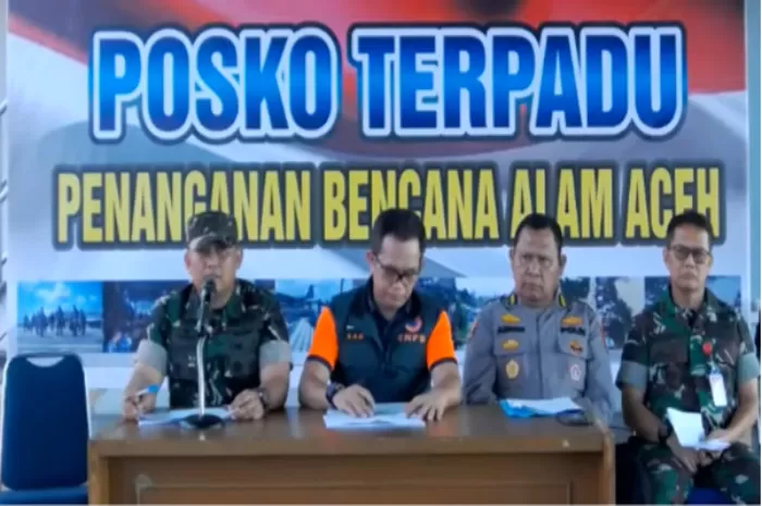 Wakil Ketua I Satgas Penanggulangan Bencana Alam Provinsi Aceh, Kolonel Inf Fransisco (kiri) ungkap kendala distribusi bantuan di Aceh (Foto: GENMUSLIM.id/dok: BNPB Indonesia)