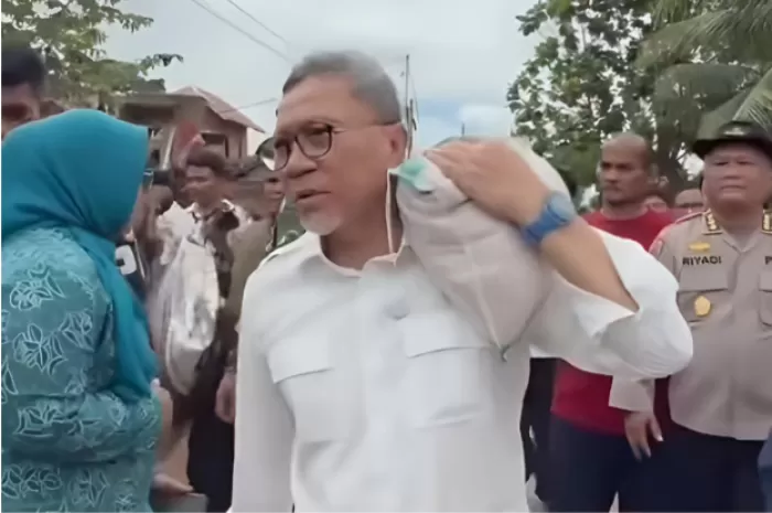 Menyoroti Menko Pangan, Zulkifli Hasan yang kunjungan kerja ke pesisir Aceh Utara, daerah yang terdampak bencana banjir bandang (Foto: GENMUSLIM.id/dok: Instagram @trendingbuzz.id)