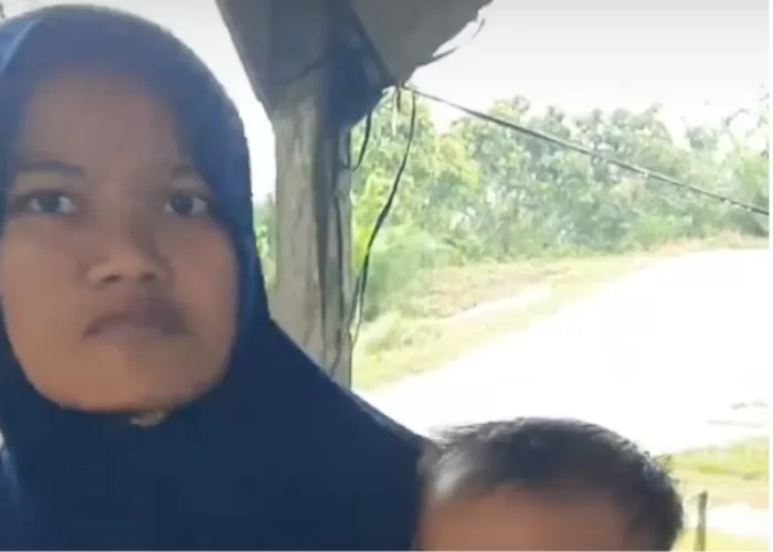 Tangkapan layar seorang istri yang belum mengetahui keberadaan suaminya sejak bencana banjir di Aceh hingga kini anaknya mulai sakit-sakitan (Foto: GENMUSLIM.id/dok: TikTok @TOKO DAMRY)