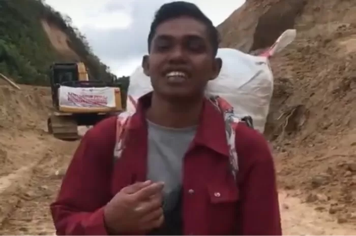 Tangkapan layar seorang pemuda yang rela berjalan puluhan kilometer untuk menjual cabai dan beli beras untuk korban banjir di Aceh (Foto: GENMUSLIM.id/dok: TikTok TOKO DAMRY)