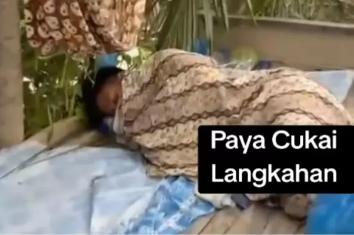 Tangkapan layar seorang warga dari desa Paya Cukai, Kecamatan Langkahan, Aceh Utara yang tengah sakit dan terpaksa tidur di luar karena minimnya bantuan (Foto: GENMUSLIM.id/dok: TikTok @TOKO DAMRY)