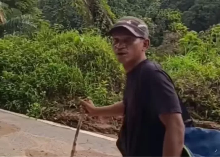 Tangkapan layar seorang pria yang rela berjalan dari Sibolga menuju Tarutung untuk kabarkan keluarga selamat dari banjir (Foto: GENMUSLIM.id/dok: Facebook Ndoetch Dani)