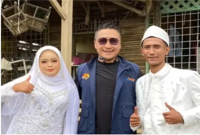Arie Untung bertemu dengan dua warga yang melangsungkan pernikahan di Aceh Tamiang (Foto: GENMUSLIM.id/dok: Instagram @lajupeduliofficial)