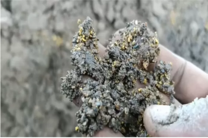 Tangkapan layar saat warga menemukan material yang diduga emas di sisa lumpur banjir bandang Aceh (Foto: GENMUSLIM.id/dok: TikTok @MASBUL FC)