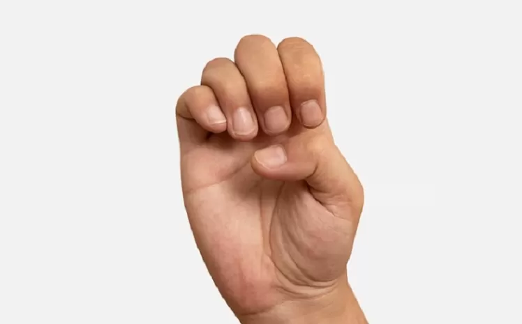 Meskipun kerutan pada kulit jari biasanya tidak berbahaya, banyak orang yang merasa terganggu dengan penampilannya.  (freepik.com)