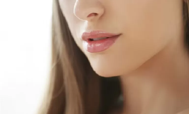 Tips mencerahkan bibir secara alami (freepik.com)