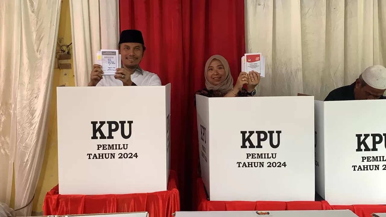 Ketua DPRD Provinsi Jambi bersama Istri Nyoblos di TPS 13 Kenali Besar (langitviral.com)