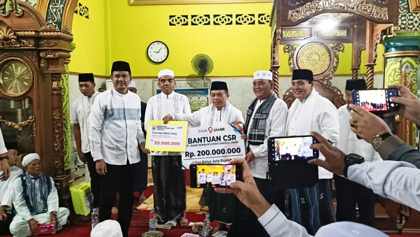 Gubernur Jambi Al Haris saat safari ramadan di Sarolangun. (istimewa)