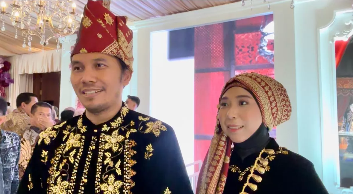 Ketua DPRD Provinsi Jambi bersama istri (ist/langitviral.com)