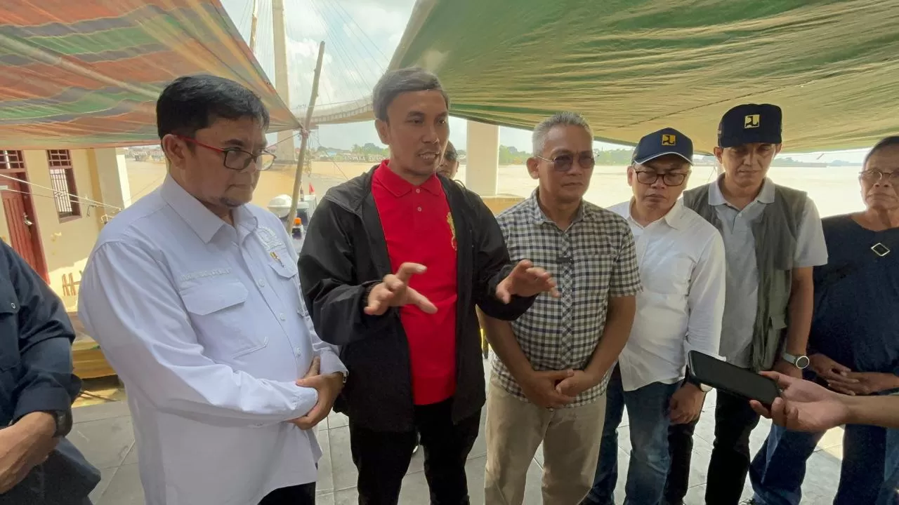 Ketua DPRD Provinsi Jambi, Edi Purwanto usai meninjau Jembatan Aur Duri I (istimewa)