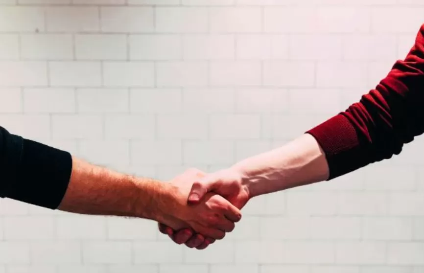 Ilustrasi Dua Orang Berjabat Tangan. (Unsplash.com/Chris Liverani)