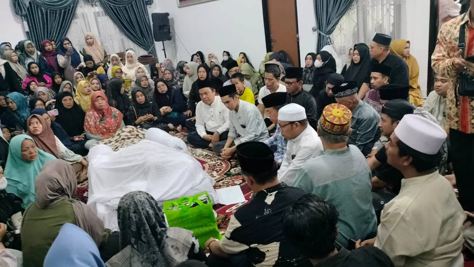 Al Haris Melayat ke Rumah Duka Rektor UIN Alm Prof Asad Isma