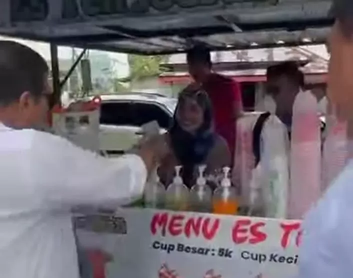 Viral Video Cagub RH Bagi bagi Duit Langsung ke Warga saat Kampanye