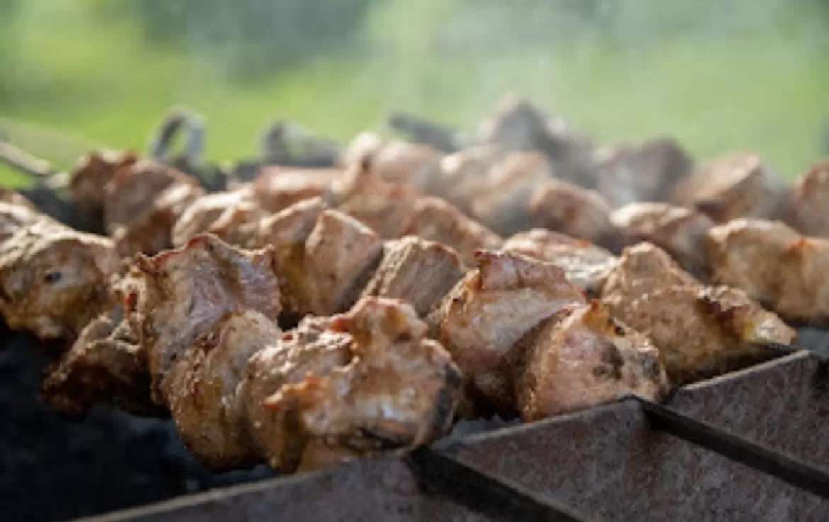 Foto ilustrasi daging yang dibuat sate. (Unsplash/Julia Zyablova)