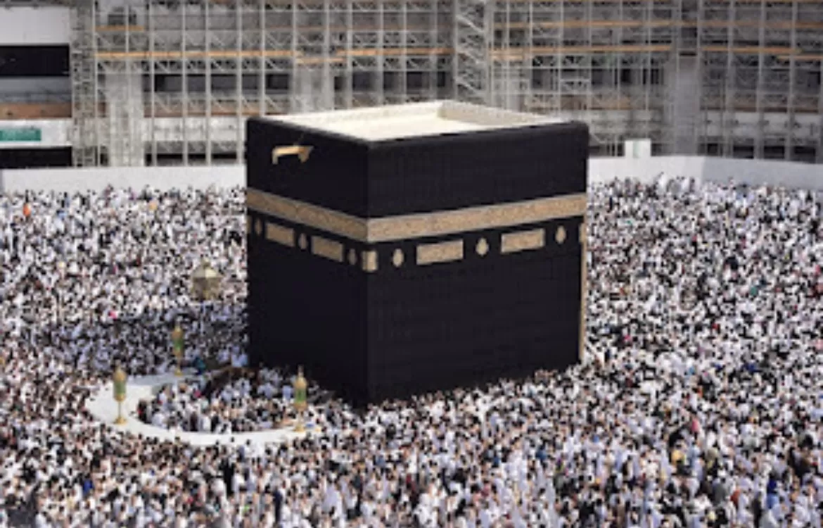 Foto ilustrasi jemaah haji/umrah sedang berada di depan Ka&rsquo;bah. (Unsplash/Haidan)