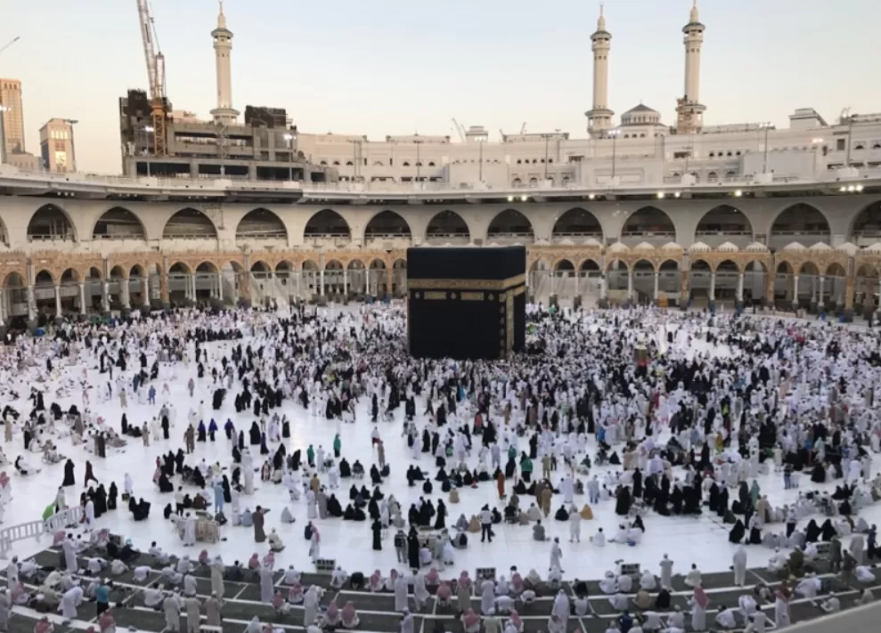 Foto ilustrasi jemaah yang beribadah di Masjidil Haram - air zamzam dilarang dibawa ke Indonesia oleh jemaah sendiri. (Unsplash/tasnimumar)