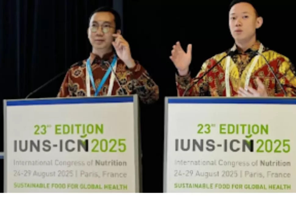 Dua ilmuwan muda asal Indonesia, Fahrul Nurkolis (kiri) dan Juan Leonardo (kanan) dalam acara International Congress of Nutrition (ICN) 2025 yang digelar di Paris. (uin-suka.ac.id)