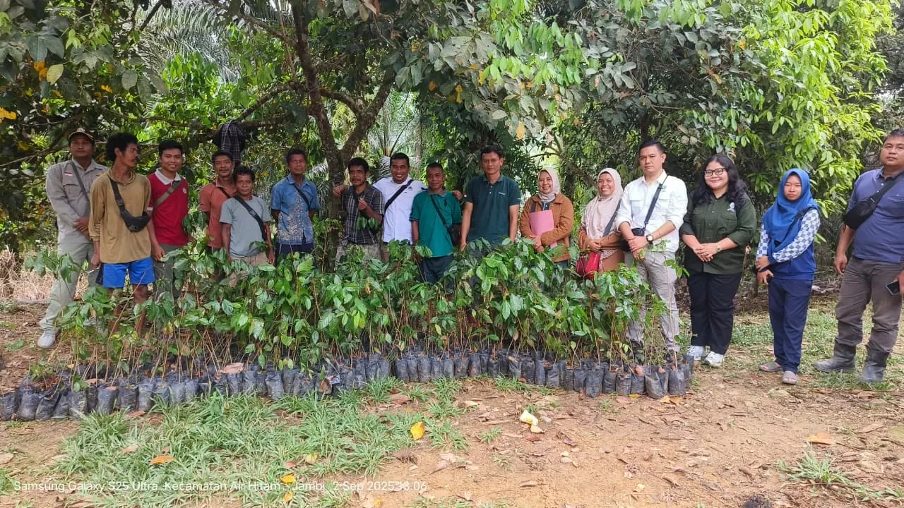 Tumenggung Grip dan beberapa warga SAD bersama Perwakilan TNBD dan PT SAL saat menerima bibit jengkol di Desa Bukit Suban, Air Hitam, Sarolangun.