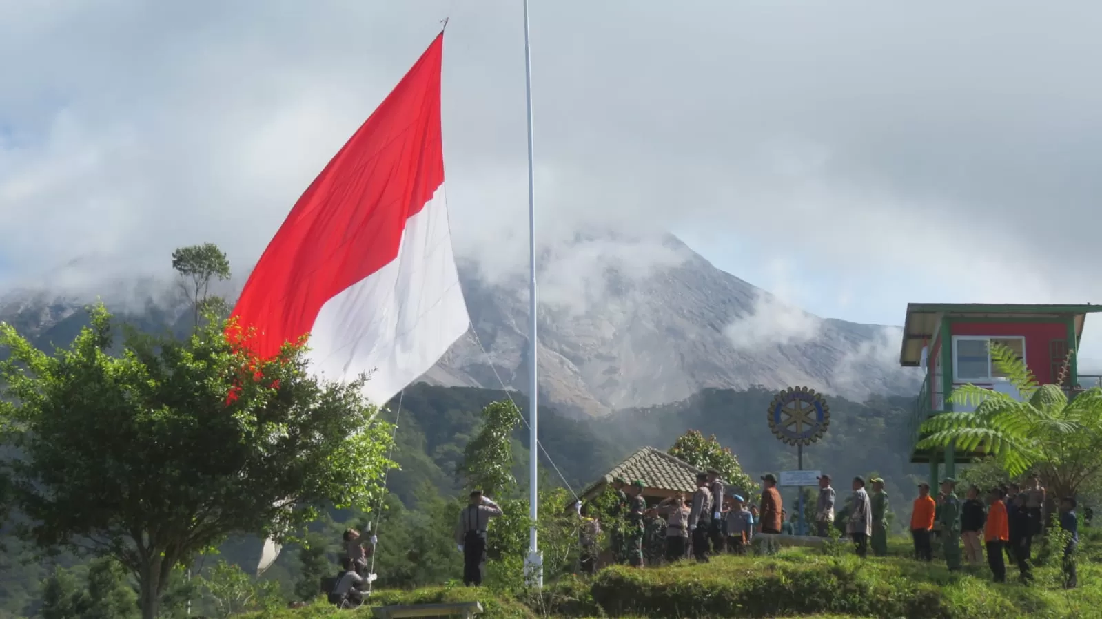 Bendera Merah-Putih Raksasa Berkibar Di Bukit Klangon, Berjarak 4 ...