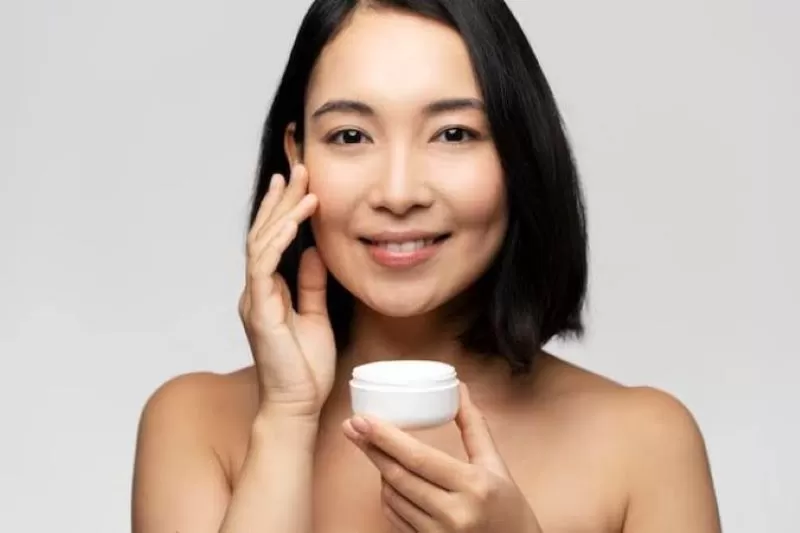 Wajib Diketahui! Ini Dia 3 Jenis Skincare Yang Tidak Cocok Dipakai Saat ...