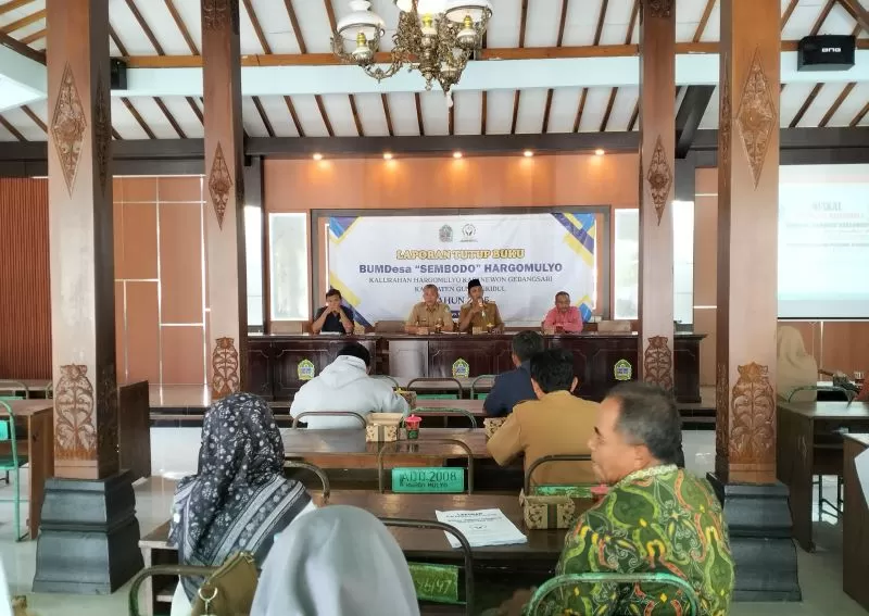 AGENDA RUTIN: Lurah Hargomulyo Sumaryanta memimpin rapat musyawarah kalurahan Senin (12/1). (Yusuf Bastiar/Radar Jogja)