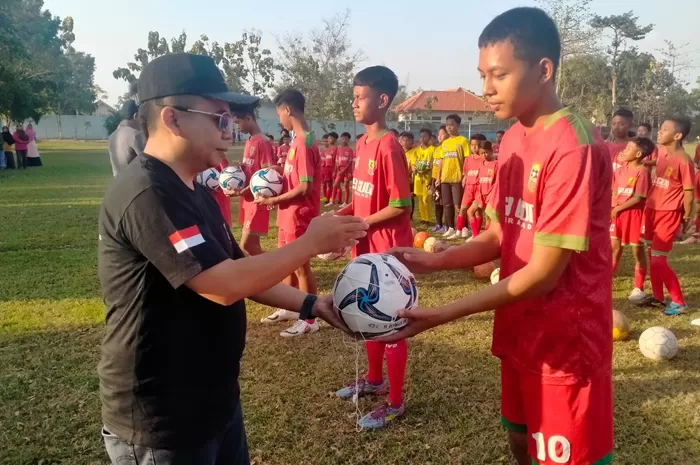 Tekad Gus Sentot Untuk Majukan Sepak Bola Jombang: 1 Pemain 1 Bola ...