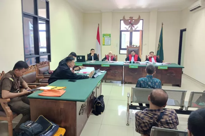 Auditor Beri Keterangan Di Sidang Kasus Korupsi Pupuk Bersubsidi Di ...