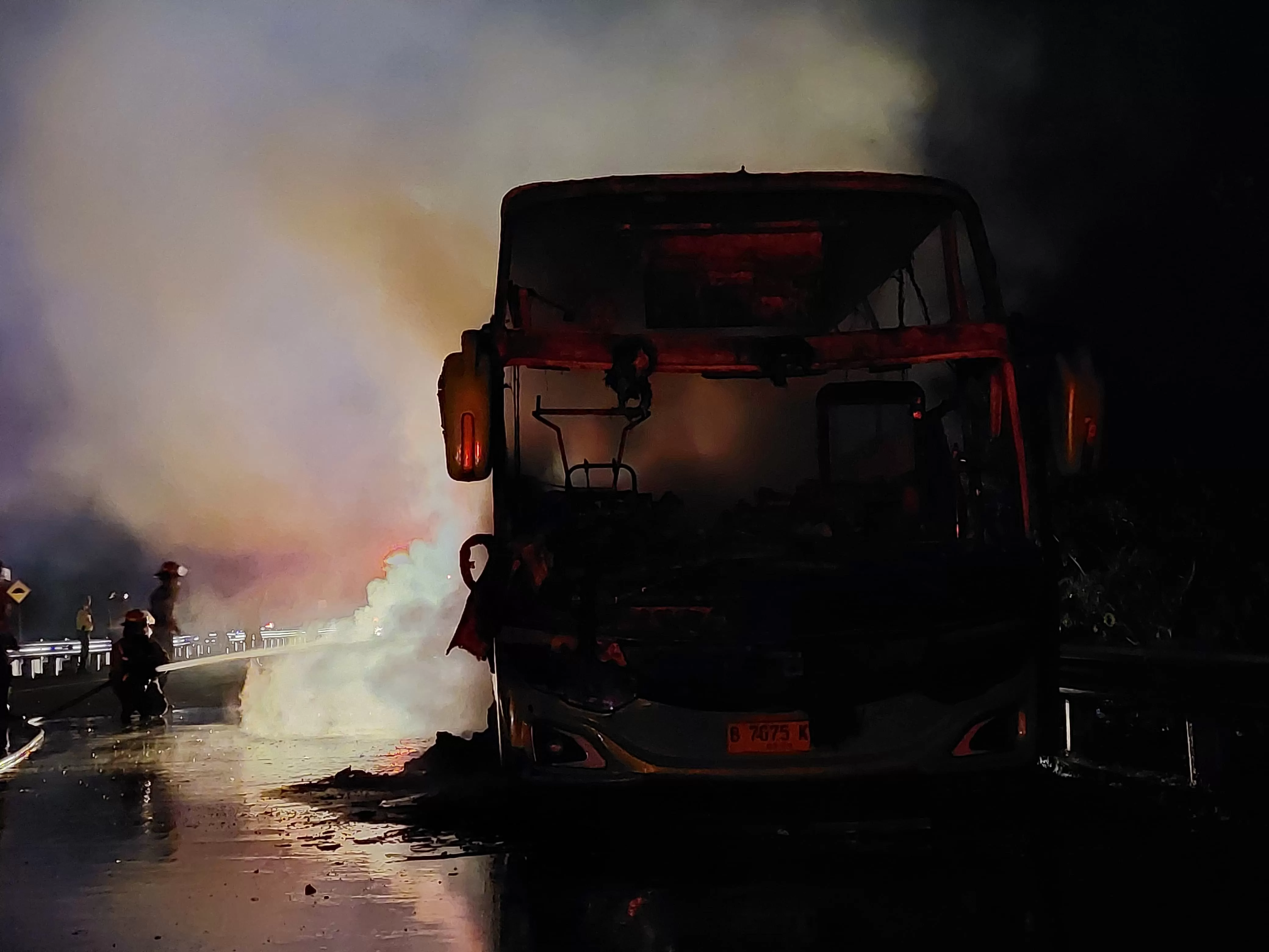 Cepatnya Kebakaran Bus Gunung Harta Di Tol Jombang Mojokerto, Barang ...