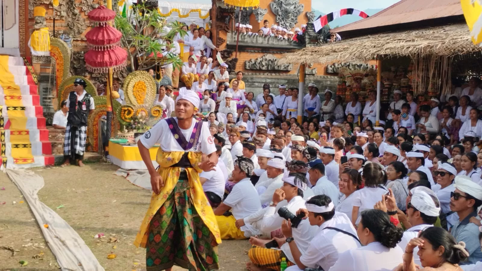 Tradisi Unik Hindu Bali Ngigel Desa Ritual Untuk Warga Baru Jadi Krama Desa Di Nagasepaha 0154