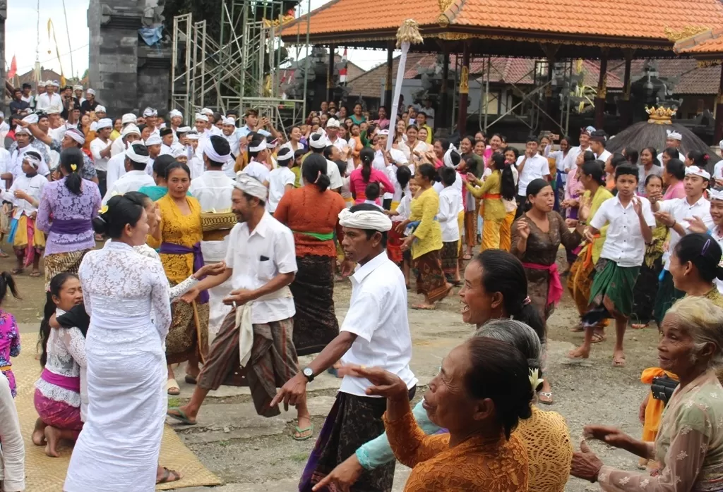 Tradisi Bali: Ditarikan Empat Remaja, Penari Baris Sumbu Bagikan Tipat ...