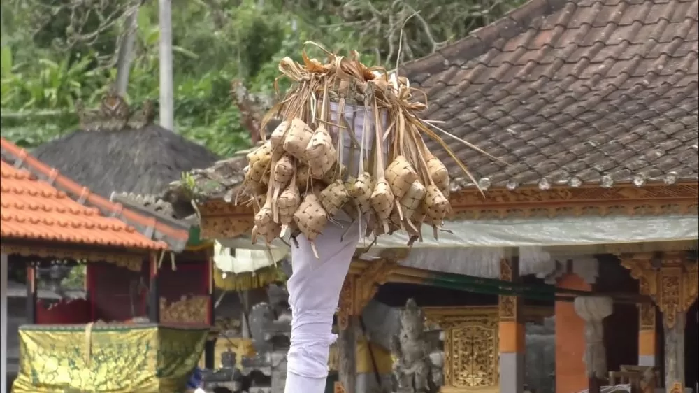 Tradisi Bali: Gunakan Sumbu Berisi Ketupat Dan Bantal, Ini Maknanya ...