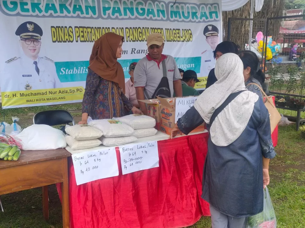 Berbagai barang multi produk dijual dengan harga terjangkau di pasar murah yang berlangsung di Alun-alun Kota Magelang, Jumat (29/3/2024). (ISTIMEWA)