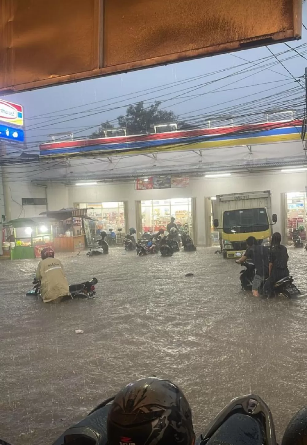 Hujan Deras Tiga Jam Sejumlah Jalan Protokol Di Kota Semarang Terendam Radar Magelang