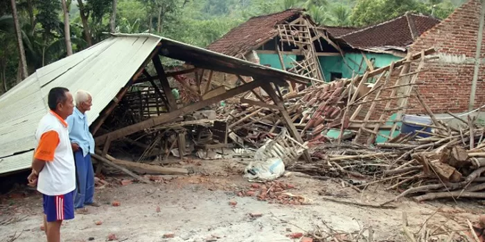                              Dapur rumah Katimin, warga Dlepih, Kecamatan Tirtomoyo, Kabupaten Wonogiri runtuh akibat gempa Bantul, Sabtu (1/7/2023)   (IWAN ADI LUHUNG/RADAR SOLO)